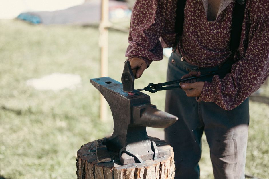 A Realistic Routine for Tongs, Chisels & Workshop Setup That Fits a Busy Life