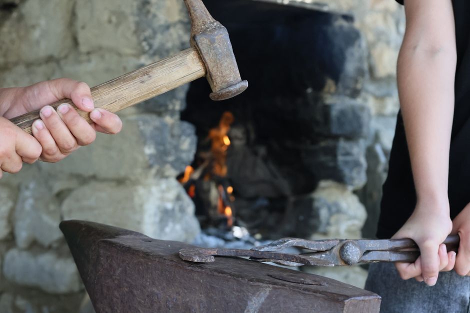 How Much Does Tongs, Chisels & Workshop Setup Really Cost in 2026? Budget & Gear